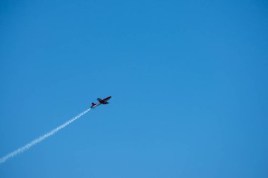 Torre Del Mar, İspanya - 29 Temmuz 2018 uçakları uçan plaj bir sahil kasabasında, Andalusia içinde airshow akrobasi üzerinden