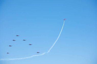 Torre Del Mar, İspanya - 29 Temmuz 2018 uçakları uçan plaj bir sahil kasabasında, Andalusia içinde airshow akrobasi üzerinden