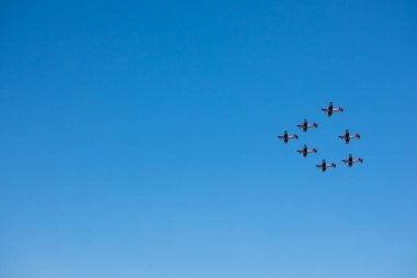 Torre Del Mar, İspanya - 29 Temmuz 2018 uçakları uçan plaj bir sahil kasabasında, Andalusia içinde airshow akrobasi üzerinden
