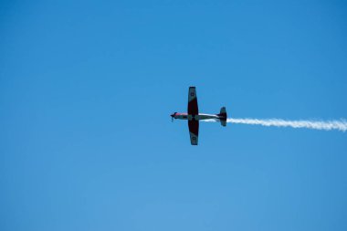 Torre Del Mar, İspanya - 29 Temmuz 2018 uçakları uçan plaj bir sahil kasabasında, Andalusia içinde airshow akrobasi üzerinden