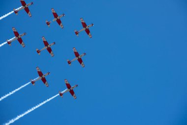 Torre Del Mar, İspanya - 29 Temmuz 2018 uçakları uçan plaj bir sahil kasabasında, Andalusia içinde airshow akrobasi üzerinden
