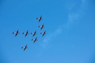 Torre Del Mar, İspanya - 29 Temmuz 2018 uçakları uçan plaj bir sahil kasabasında, Andalusia içinde airshow akrobasi üzerinden
