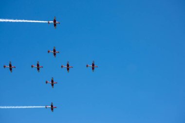 Torre Del Mar, İspanya - 29 Temmuz 2018 uçakları uçan plaj bir sahil kasabasında, Andalusia içinde airshow akrobasi üzerinden