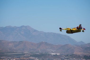 Torre Del Mar, İspanya - 29 Temmuz 2018 uçakları uçan plaj bir sahil kasabasında, Andalusia içinde airshow akrobasi üzerinden