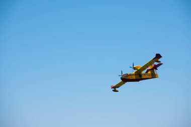 Torre Del Mar, İspanya - 29 Temmuz 2018 uçakları uçan plaj bir sahil kasabasında, Andalusia içinde airshow akrobasi üzerinden