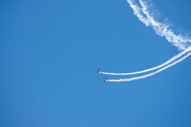 Torre Del Mar, İspanya - 29 Temmuz 2018 uçakları uçan plaj bir sahil kasabasında, Andalusia içinde airshow akrobasi üzerinden