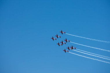 Torre Del Mar, İspanya - 29 Temmuz 2018 uçakları uçan plaj bir sahil kasabasında, Andalusia içinde airshow akrobasi üzerinden