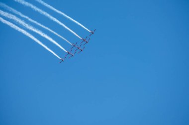 Torre Del Mar, İspanya - 29 Temmuz 2018 uçakları uçan plaj bir sahil kasabasında, Andalusia içinde airshow akrobasi üzerinden