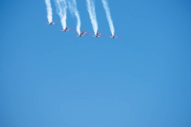 Torre Del Mar, İspanya - 29 Temmuz 2018 uçakları uçan plaj bir sahil kasabasında, Andalusia içinde airshow akrobasi üzerinden