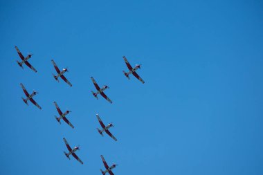 Torre Del Mar, İspanya - 29 Temmuz 2018 uçakları uçan plaj bir sahil kasabasında, Andalusia içinde airshow akrobasi üzerinden