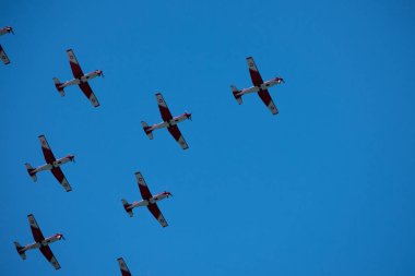 Torre Del Mar, İspanya - 29 Temmuz 2018 uçakları uçan plaj bir sahil kasabasında, Andalusia içinde airshow akrobasi üzerinden