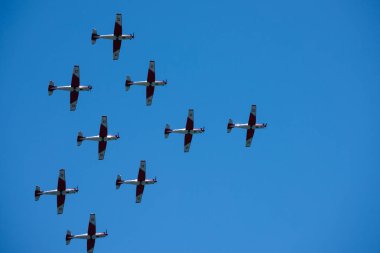 Torre Del Mar, İspanya - 29 Temmuz 2018 uçakları uçan plaj bir sahil kasabasında, Andalusia içinde airshow akrobasi üzerinden