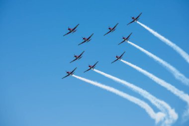 Torre Del Mar, İspanya - 29 Temmuz 2018 uçakları uçan plaj bir sahil kasabasında, Andalusia içinde airshow akrobasi üzerinden
