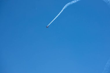 Torre Del Mar, İspanya - 29 Temmuz 2018 uçakları uçan plaj bir sahil kasabasında, Andalusia içinde airshow akrobasi üzerinden
