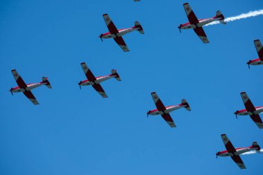 Torre Del Mar, İspanya - 29 Temmuz 2018 uçakları uçan plaj bir sahil kasabasında, Andalusia içinde airshow akrobasi üzerinden