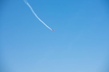 Torre Del Mar, İspanya - 29 Temmuz 2018 uçakları uçan plaj bir sahil kasabasında, Andalusia içinde airshow akrobasi üzerinden