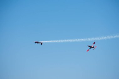 Torre Del Mar, İspanya - 29 Temmuz 2018 uçakları uçan plaj bir sahil kasabasında, Andalusia içinde airshow akrobasi üzerinden