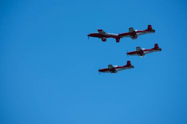 Torre Del Mar, İspanya - 29 Temmuz 2018 uçakları uçan plaj bir sahil kasabasında, Andalusia içinde airshow akrobasi üzerinden