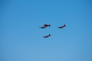 Torre Del Mar, İspanya - 29 Temmuz 2018 uçakları uçan plaj bir sahil kasabasında, Andalusia içinde airshow akrobasi üzerinden