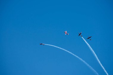 Torre Del Mar, İspanya - 29 Temmuz 2018 uçakları uçan plaj bir sahil kasabasında, Andalusia içinde airshow akrobasi üzerinden