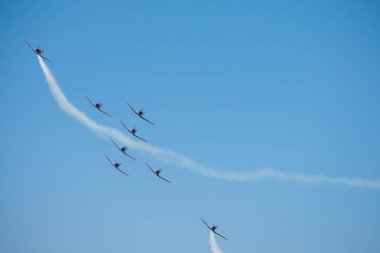 Torre Del Mar, İspanya - 29 Temmuz 2018 uçakları uçan plaj bir sahil kasabasında, Andalusia içinde airshow akrobasi üzerinden
