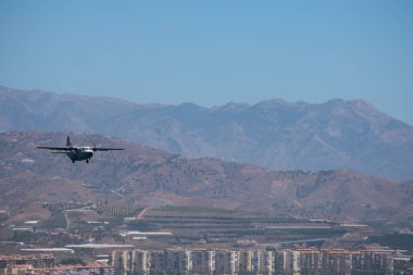 Torre Del Mar, İspanya - 29 Temmuz 2018 uçakları uçan plaj bir sahil kasabasında, Andalusia içinde airshow akrobasi üzerinden
