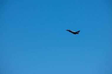 Torre Del Mar, İspanya - 29 Temmuz 2018 uçakları uçan plaj bir sahil kasabasında, Andalusia içinde airshow akrobasi üzerinden