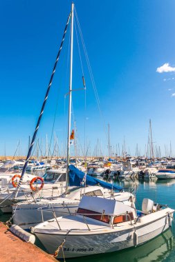 Torredembarra, İspanya - lüks yatların ve motorlu tekneler, turistik sahil kasaba Torredembarra içinde 10 Eylül 2017 A güzel marina