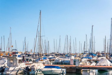 Torredembarra, İspanya - lüks yatların ve motorlu tekneler, turistik sahil kasaba Torredembarra içinde 10 Eylül 2017 A güzel marina