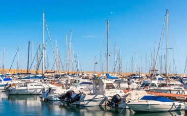Torredembarra, İspanya - lüks yatların ve motorlu tekneler, turistik sahil kasaba Torredembarra içinde 10 Eylül 2017 A güzel marina