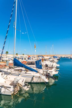 Torredembarra, İspanya - lüks yatların ve motorlu tekneler, turistik sahil kasaba Torredembarra içinde 10 Eylül 2017 A güzel marina