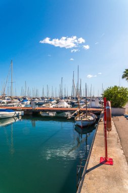 Torredembarra, İspanya - lüks yatların ve motorlu tekneler, turistik sahil kasaba Torredembarra içinde 10 Eylül 2017 A güzel marina
