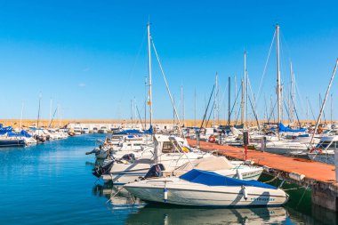 Torredembarra, İspanya - lüks yatların ve motorlu tekneler, turistik sahil kasaba Torredembarra içinde 10 Eylül 2017 A güzel marina