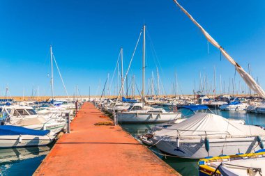 Torredembarra, İspanya - lüks yatların ve motorlu tekneler, turistik sahil kasaba Torredembarra içinde 10 Eylül 2017 A güzel marina