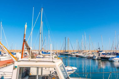Torredembarra, İspanya - lüks yatların ve motorlu tekneler, turistik sahil kasaba Torredembarra içinde 10 Eylül 2017 A güzel marina