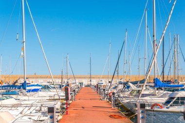 Torredembarra, İspanya - lüks yatların ve motorlu tekneler, turistik sahil kasaba Torredembarra içinde 10 Eylül 2017 A güzel marina