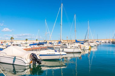 Torredembarra, İspanya - lüks yatların ve motorlu tekneler, turistik sahil kasaba Torredembarra içinde 10 Eylül 2017 A güzel marina