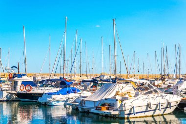 Torredembarra, İspanya - lüks yatların ve motorlu tekneler, turistik sahil kasaba Torredembarra içinde 10 Eylül 2017 A güzel marina