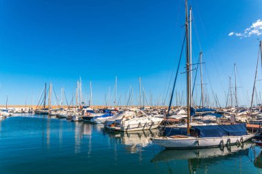 Torredembarra, İspanya - lüks yatların ve motorlu tekneler, turistik sahil kasaba Torredembarra içinde 10 Eylül 2017 A güzel marina
