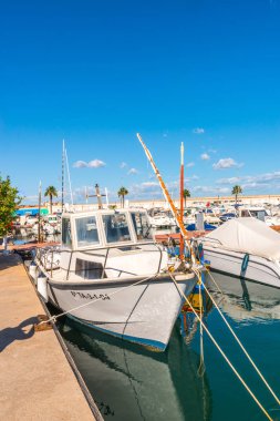 Torredembarra, İspanya - lüks yatların ve motorlu tekneler, turistik sahil kasaba Torredembarra içinde 10 Eylül 2017 A güzel marina