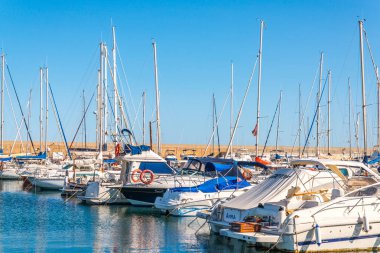 Torredembarra, İspanya - lüks yatların ve motorlu tekneler, turistik sahil kasaba Torredembarra içinde 10 Eylül 2017 A güzel marina