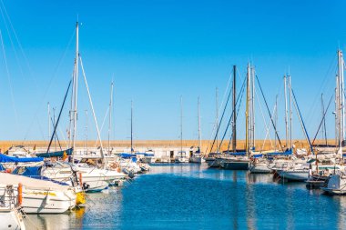 Torredembarra, İspanya - lüks yatların ve motorlu tekneler, turistik sahil kasaba Torredembarra içinde 10 Eylül 2017 A güzel marina