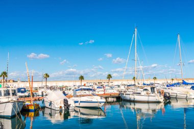 Torredembarra, İspanya - lüks yatların ve motorlu tekneler, turistik sahil kasaba Torredembarra içinde 10 Eylül 2017 A güzel marina