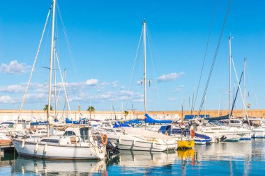 Torredembarra, İspanya - lüks yatların ve motorlu tekneler, turistik sahil kasaba Torredembarra içinde 10 Eylül 2017 A güzel marina