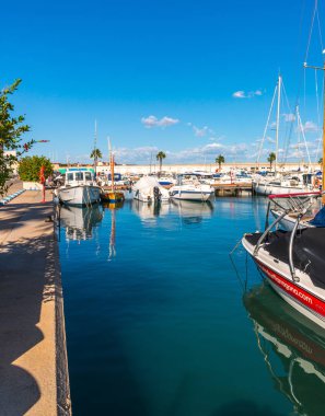 Torredembarra, İspanya - lüks yatların ve motorlu tekneler, turistik sahil kasaba Torredembarra içinde 10 Eylül 2017 A güzel marina