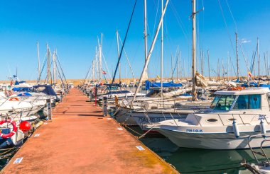 Torredembarra, İspanya - lüks yatların ve motorlu tekneler, turistik sahil kasaba Torredembarra içinde 10 Eylül 2017 A güzel marina