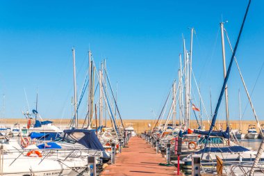 Torredembarra, İspanya - lüks yatların ve motorlu tekneler, turistik sahil kasaba Torredembarra içinde 10 Eylül 2017 A güzel marina