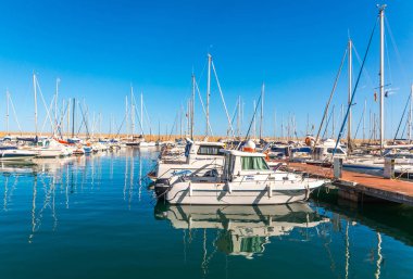Torredembarra, İspanya - lüks yatların ve motorlu tekneler, turistik sahil kasaba Torredembarra içinde 10 Eylül 2017 A güzel marina