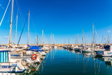 Torredembarra, İspanya - lüks yatların ve motorlu tekneler, turistik sahil kasaba Torredembarra içinde 10 Eylül 2017 A güzel marina
