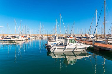 Torredembarra, İspanya - lüks yatların ve motorlu tekneler, turistik sahil kasaba Torredembarra içinde 10 Eylül 2017 A güzel marina